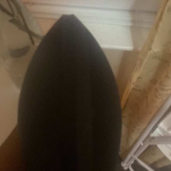 Black speaker ,barely ever used, works very well ,includes charger - Picture 4 of 4